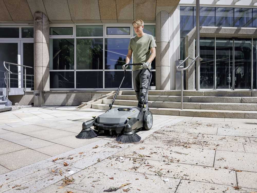 karcher-pro-km-70-20-c-2sb-balayeuse-manuelle-pousse-avec-bac-de-ramassage-caractristiques-principales--47284_2_1709633216_IMG_65e6eec065592
